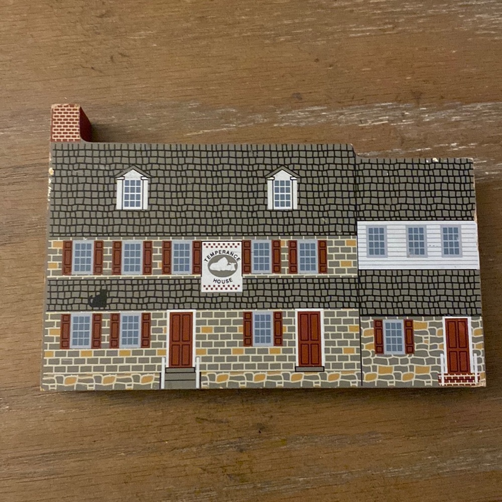 1999 "The Cats Meow" Village Decor